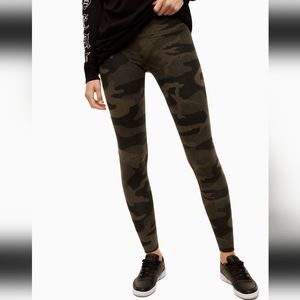 TNA camo leggings small